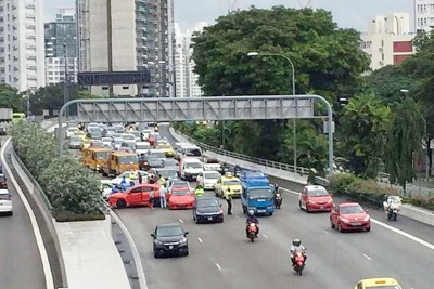 中央高速公路周五早发生涉及8辆轿车与一辆摩托的连环车祸，其中两人送院。