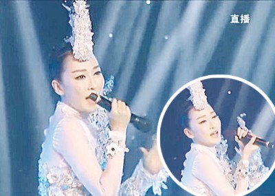 中国歌手萨顶顶在央视直播节目,麦克风反了还有声音。(小图)萨顶顶发现麦克风反了,秀了一招花式转麦。