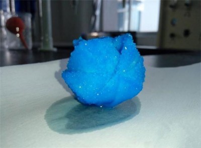 配合中国女生节,李世鹏制作出8个附有硫酸铜晶体的蓝色玫瑰送给全班女生。