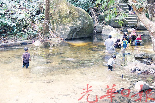 吉打气温持续飙高民众涌青山瀑布消暑光华日报 1910年创刊创新每一天生活 吉打气温持续飙高民众涌青山瀑布消暑光华日报 1910年创刊创新每一天生活