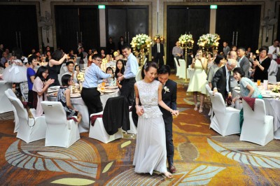与2011年相比，狮城酒店婚宴价格上涨30％。