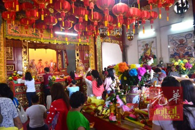 观音诞巧遇清明节前夕,许多民众选择扫墓,令观音亭人潮稍减。