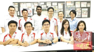 霹社青团全力支持402反消费税集会。前排左起刘德桐、周锦欢、李存孝、崔慈恩、赖巧瑜。后排左起为 张哲敏、张弼升、丹亚得列、吴锡华、李家辉、陈慧沁。