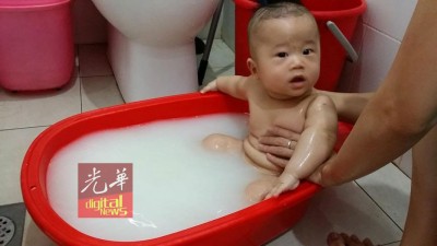 不少哺乳妈妈让孩子冲母乳浴。