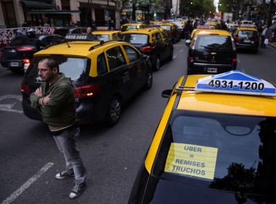 阿根廷的士司机堵塞要道,抗议Uber。(法新社照片)