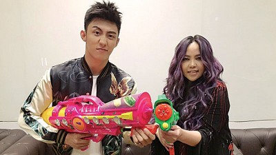 张惠妹泰国演唱会,找来“同志天菜”黄景瑜(左)合唱。