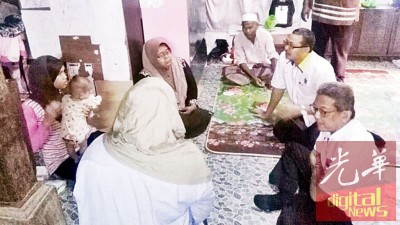 阿兹兰(右2)获知情况后,亲自到住家去探望畸形女婴。