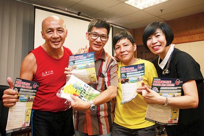 (左起)槟城马拉松健儿高捷、黎兆基及庄丽琴呼吁马拉松健儿及支持者踊跃报名,为国争光,展现马来西亚Boleh精神。右1为华航代表梁黛好。