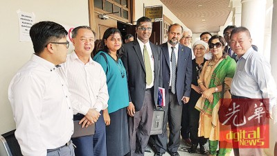雷尔(左4)在妻子、多名槟国州议员,以及代表律师哥宾星(左5)陪同下,出庭闻讯。