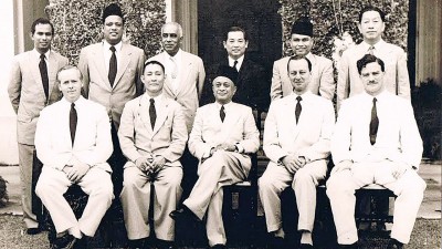 1957年独立后,槟州行政议会,在首长王保尼(左二)带领下与州元首拉惹敦乌达合影。穿黑色大衣者为林苍祐。(图片来源 : “The Unsung Patriot: Memoirs of Wong Pow Nee by Peter Wong Tet Phin & Koay Su Lyn)