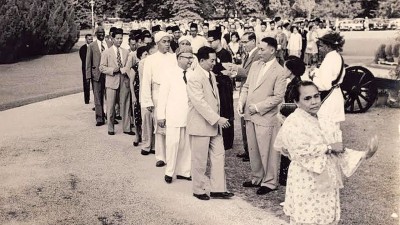 1958年时任马华总会长的林苍祐医生,在槟州元首华诞园游会上与时任首长王保尼握手致意。(图片来源 : “The Unsung Patriot: Memoirs of Wong Pow Nee by Peter Wong Tet Phin & Koay Su Lyn)