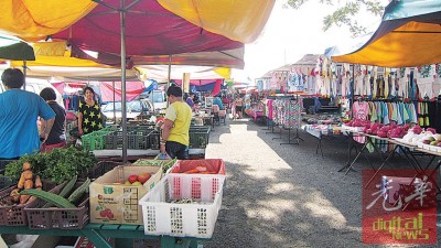 合众园早市流动菜市场,是双溪大年最热闹的菜市场,民众的日常所需,这里应有尽有。