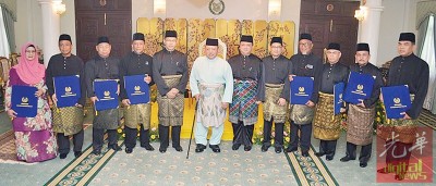 玻州行政议员宣誓就职后,与端姑赛西拉祖丁(左6)与王储端姑赛菲祖丁(左7)合影。左5为阿兹兰。