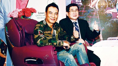 任达华专程来马出席代言的GINTELL De'Wise智尊按摩椅母亲节健康关怀活动,旁为GINTELL集团董事经理拿督吴正益。