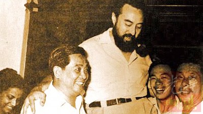 在1969年大选成功执政槟州后,雀跃的支持者把民政主席赛胡申阿拉达斯与其署理林苍祐双双抬起欢庆。