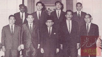 1969年民政党州政府首届行政议会在宣誓就职后与州元首敦赛雪峇拉峇合影。前排左起郑耀林、林苍祐、州元首、莫斯达化、陈朴根,后排左起威拉邦、陈锦华、邱继圃及余水清。