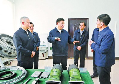 身穿夹克的习近平（中）近日到黑龙江考察，随行官员有样学样穿上近似款式夹克。 