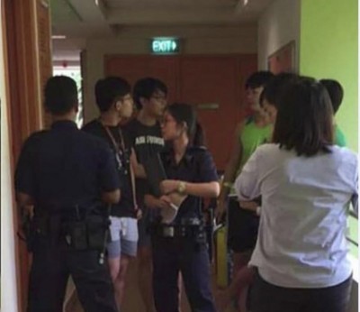 两人在揭发偷窥男后,决定报警处理。(互联网)