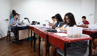 物理补习老师Tony Chee(左一)是奖学金得主,持有英国顶级大学的物理和数学甲等荣誉学位。