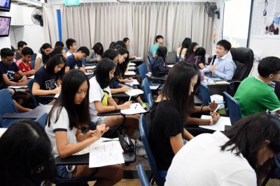 JC Economics创办人霍佳汉(右一)表示,他每年可赚高达50万元新币。