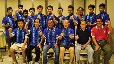 槟队有信心取得佳绩，左起为队长廖诚胜、教练黄友财、会长许雅贵、领队吴钟英、顾问孙烟山及秘书李伍辉。