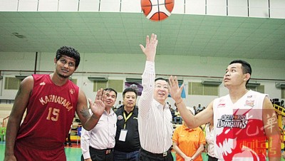 林冠英主持开球礼。