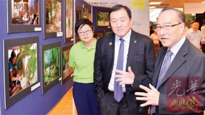 韩春锦介绍《镜头下的本南人》,左起为周美芬与黄家泉。