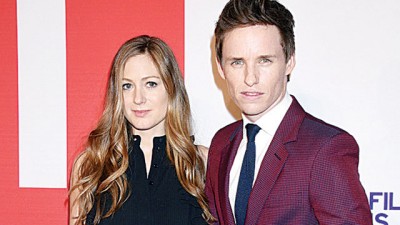34岁的奥斯卡影帝艾迪瑞德曼(右)和老婆汉娜15日开心迎接女儿艾莉丝出世。