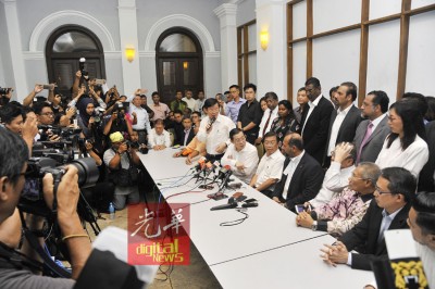 林冠英周四下午完成保释后,便在一众领袖陪同下,取道华盖街步行到旧关仔角槟岛市政厅(Town Hall),举行记者会。