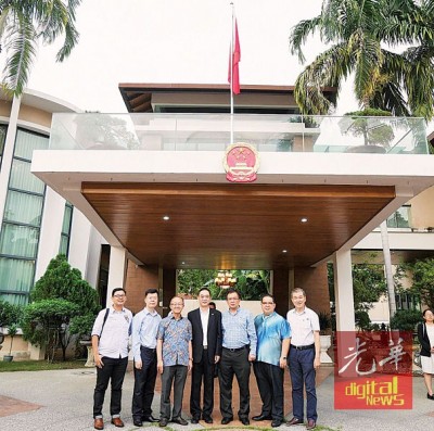 中国驻槟城领事馆总领事馆盛邀《光华日报》领导层共庆端午节及进行交流,左起为本报副总编辑林松荣、副总领事储开旻、本报总经理李兴前、总领事吴骏、本报董事骆南辉、本报署理总经理林星发及本报总编辑王平松。