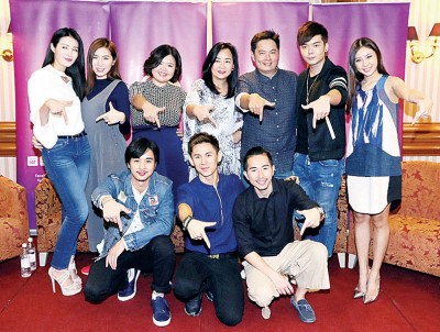 主演《美丽新世界》的艺人在新剧发布会上分享拍戏感受。前排左起为吕志勤、庄可比和叶朝明；后排左起为苏盈之、陈俐杏、吴美锜、林奕廷、温绍平、庄仲维和蔡佩璇。