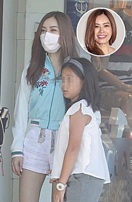 徐怀钰跟干女儿(右)站在路边聊天笑眯眯,细看2人也有母女脸。