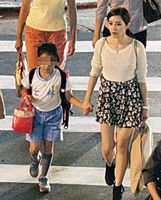 2014年《苹果》曾拍到徐怀钰(前右)现身台北市一家安亲班接1名小女孩。