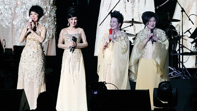 4位视后演唱《友谊之光》为演唱会画下完美的句点。