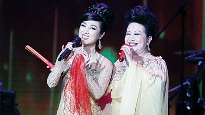 默契甚佳的米雪和薛家燕则变身皇帝和凤姐为观众演绎黄梅调《戏凤》,似欢喜冤家的生动表演让观众陶醉不已。
