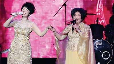 好戏之人李司棋和关菊英在合唱《偷偷摸摸》时大斗演技,一举一动和表情眼神的独特演出不仅散发着浓浓的戏味,同时也让观众看得目不转晴。