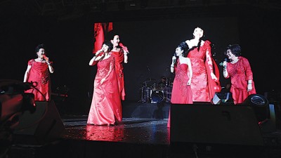 米雪、李司棋、关菊英和薛家燕又唱又跳的落力演出让观众拍掌叫好。