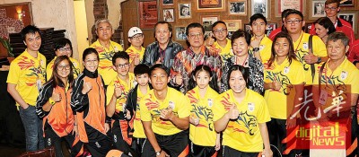 黄保生(中右4)温炳楠(中左5)与得奖运动员在体育中心合影。