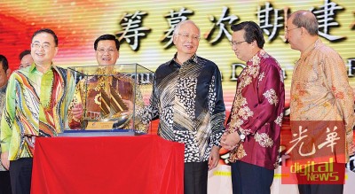 方天兴(左2起)赠送帆船模型予纳吉,祝愿我国一帆风顺。左起魏家祥、廖中莱与蔡傌友。