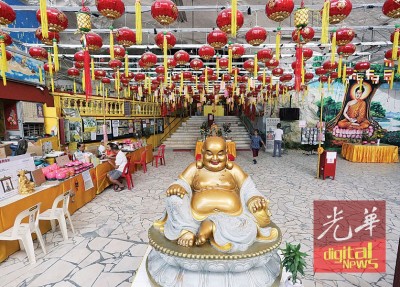 义工郭来(左)为神像重新粉刷。右1起骆秀清、徐达权及何有明。