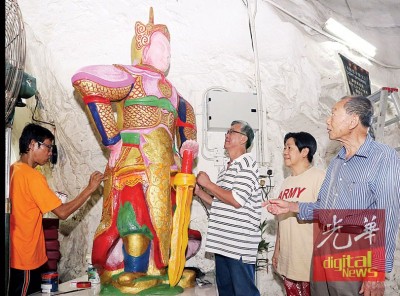 义工郭来(左)为神像重新粉刷。右1起骆秀清、徐达权及何有明。