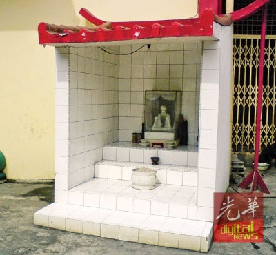 图为在印尼路边的拿督公庙。(照片由王琛发提供。)