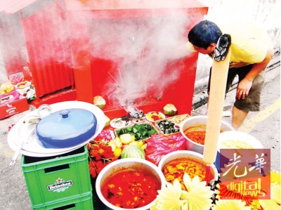信众以丰盛的祭品祭祀拿督公诞辰。