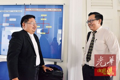 诉方代表律师梁厚基与证人沈泽雍在庭外交流。