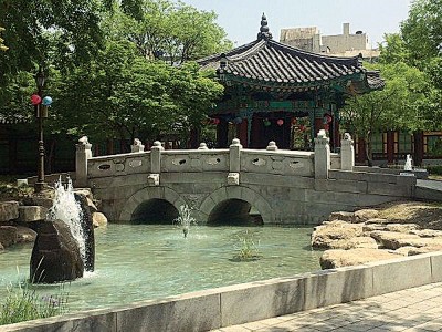 融合亭台水池的400年前庆尚监营旧址公园。