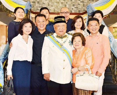 拿督斯里周昌江受封DGPN，其家人到场祝贺。