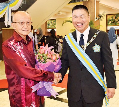 世德堂谢公司主席准拿督谢瑞发（左）与香港惠理集团主席拿督斯里谢清海宗长DGPN（右）合照。