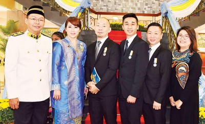 左起为光大区州议员郑来兴、周慧玲、杨超平PJM、唐伟成PJK、李宽座PJK、双溪槟榔州议员林秀琴。