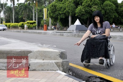 郑丽娟在过去多年来曾向政府提及，需要极力提升街道上的无障碍设施，以让障友们可在街道上通行无阻。