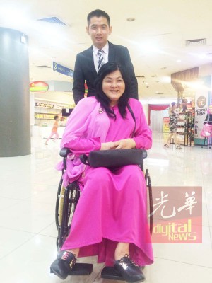 对于妈妈郑丽娟受封拿督勋衔，作为儿子的陈文贤也替妈妈感到开心及骄傲。